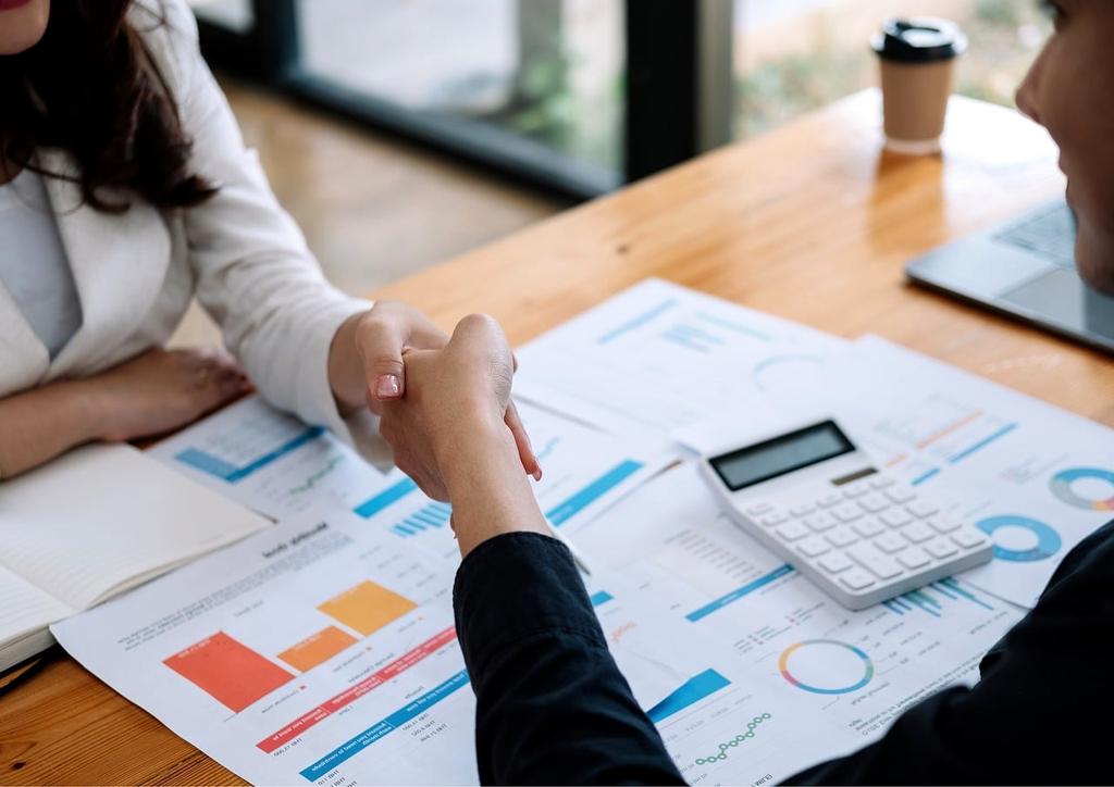 Equipo de consultoría analizando datos en una reunión estratégica