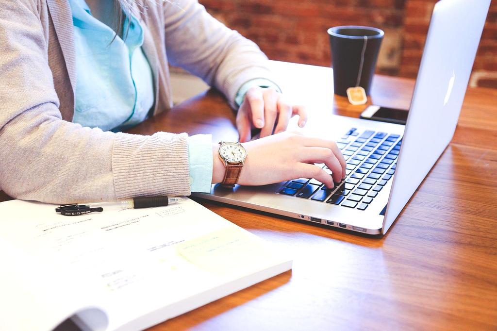 Implementación de tecnología digital en oficinas modernas